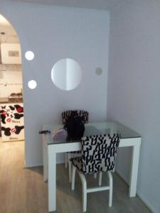 罗萨里奥Oroño 1的客房内的一张白色桌子和一把椅子