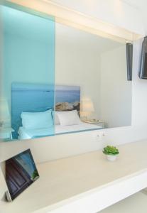 阿莫利亚尼岛黎明酒店的白色的客房设有床和窗户。