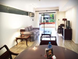 圣克鲁斯Apart Hotel TOBOROCHI的客厅配有沙发和桌子