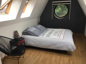 亚眠Amiens LOFT的一间小卧室,配有床和窗户
