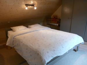 龙塞La Quitapenas的一间卧室配有带白色床单和枕头的床。