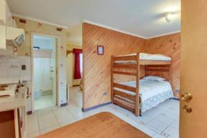 奥索尔诺布卢梅瑙公寓式酒店的一间带双层床的卧室和一间浴室