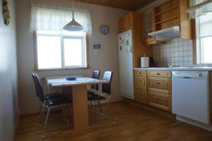 AðaldalurHólmavað Guesthouse的厨房配有桌椅