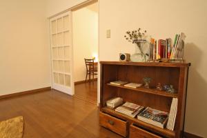 日光苏米卡公寓的书架的房间