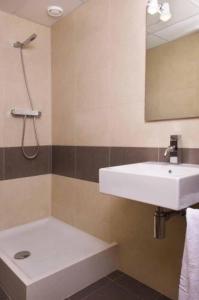 拉里亚戈斯塔拉格泰尔酒店的浴室设有白色水槽和镜子