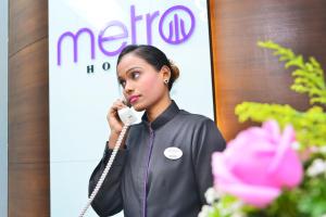 吉隆坡武吉免登都市酒店的手势在征兆前用电话说话的女人