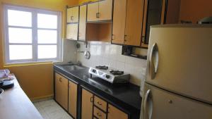 卡兰古特Mariano Gracinda resort的厨房配有冰箱和水槽