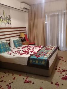 巴库巴库画廊酒店的卧室配有一张玫瑰床,位于地板上