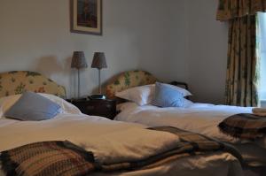 TunstallRose Cottage的两张睡床彼此相邻,位于一个房间里