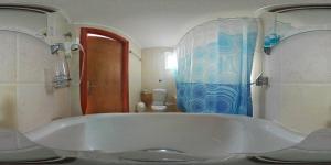 Kosmos Hotel的一间浴室