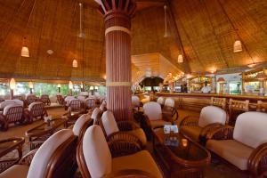 北马累环礁苏哈姬莉岛度假酒店和Spa的一间带桌椅的餐厅和一间酒吧