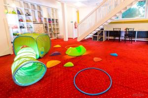 什平德莱鲁夫姆林霍尔尼普拉姆酒店的儿童间,设有1间带楼梯的游戏室