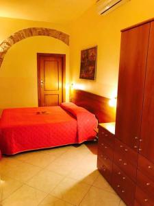 科拉托Corato room economy的一间卧室配有红色的床和梳妆台