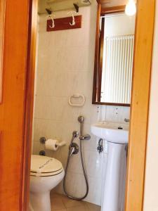 科拉托Corato room economy的一间带卫生间和水槽的浴室