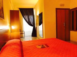 科拉托Corato room economy的一间卧室配有红色的床和镜子