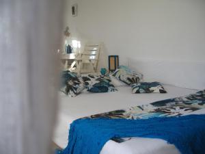 苏佩塔尔Apartment Tanja的一间卧室配有两张床、一张桌子和一把椅子