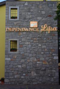 巴索维扎狄彭当斯利帕酒店的砖砌的建筑,上面有标志