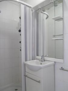 瓜尔达达瑟旅馆的白色的浴室设有水槽和镜子