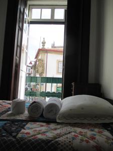 瓜尔达达瑟旅馆的一间卧室配有带毛巾的床
