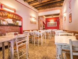 蒙特罗索阿尔马雷阿卡达香草酒店的一间在房间内配有桌椅的餐厅