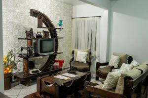 南雅拉瓜Pousada Casarão的带沙发和电视的客厅