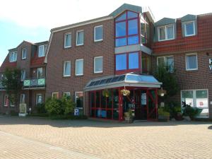 诺登诺登公寓式酒店的一座大型红砖建筑,有一座建筑