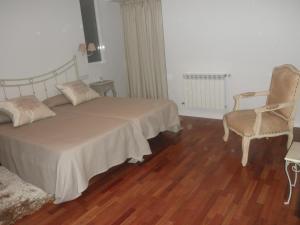 锡古恩萨布兰卡夫人旅馆的一间卧室配有一张床和一把椅子