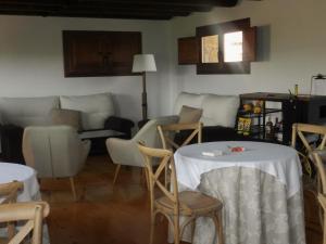 摩拉鲁比罗La Vereda ONLY ADULTS的客厅配有桌椅和沙发