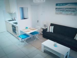 利马索尔Billis Beach Apartment的客厅配有沙发和桌子