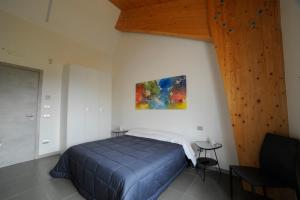 阿尔塔穆拉Masseria La Meridiana的一间卧室设有蓝色的床和木制天花板