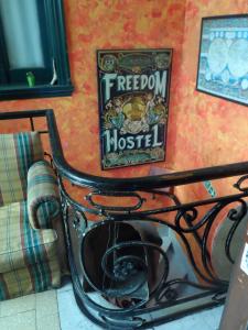罗萨里奥自由旅舍的墙上的金属板凳,上面有标志
