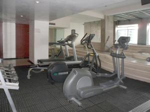 墨西哥城卡普里瑞芙尔玛410号公寓式酒店的健身房,室内配有几辆健身自行车