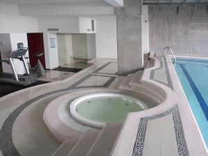 墨西哥城卡普里瑞芙尔玛410号公寓式酒店的一座大楼内带热水浴池的游泳池