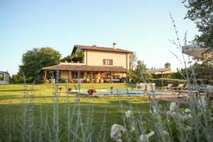 米萨诺阿德里亚蒂科Casa Tentoni - Guest House的庭院前带游泳池的房子
