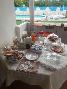 巴里I Girasoli的一张桌子,上面有餐桌布,上面有食物