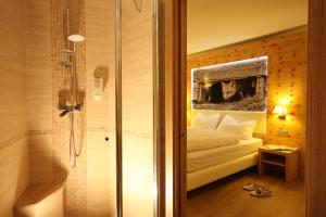 巴塞尔加·迪·皮纳皮内塔酒店的一间卧室配有一张床,一间设有淋浴。