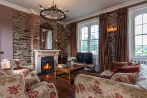 恩尼斯科西威尔顿城堡公寓的一间设有砖墙和壁炉的客厅