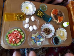 迈季代勒舍姆斯סנו נופש בגולן的盘子上放着鸡蛋和蔬菜