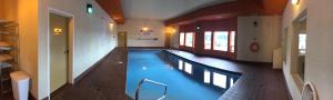 怀特考特New Imperial Suites的大楼内的大型游泳池