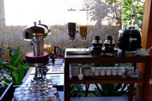 吉利特拉旺安百乐别墅的桌子,上面有搅拌机,还有一些杯子和盘子