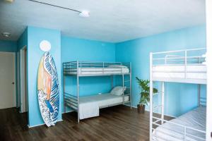 波里尼西亚海滩俱乐部旅馆客房内的一张或多张双层床