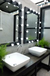 董里绿树安睡空间旅舍的一间带水槽和镜子的浴室