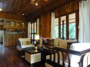 湄南海滩罗望子旅舍的客厅配有沙发和桌子