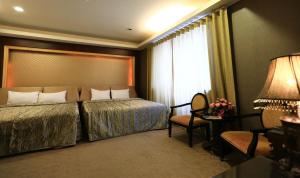 万里区万里仙境温泉会馆 的酒店客房设有床和窗户。