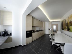 基希讷乌Apartment OneClickRent 2 SmartHouse的厨房配有白色橱柜和桌椅