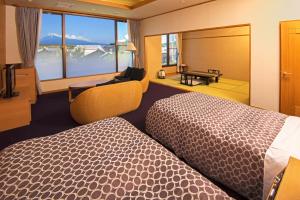 沼津沼津哈马宇日式旅馆的酒店客房配有两张床和一张书桌