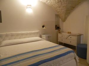洛科罗通多Residenza COLLEVISA的一间卧室配有一张床和一个梳妆台