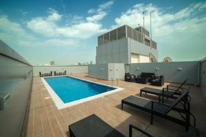 麦纳麦Golden Rose Luxury Suites (Royal Executive)的建筑物屋顶上的游泳池