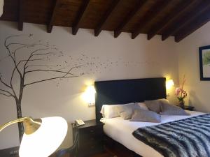 维多利亚-加斯特伊兹厄尔库托酒店及餐厅的卧室配有一张墙上鸟床