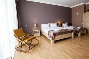阿哈尔齐赫阿尔米酒店的酒店客房,配有两张床和椅子
